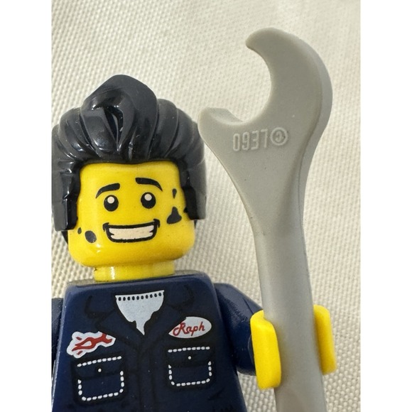 LEGO Minifigure "Raph" Mechanic /‎ Service Tech w/ Wrench 88631 + Toolbox - Picture 6 of 7
